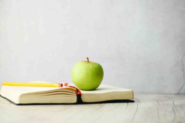 Siyah okul konsepti, masada elma..