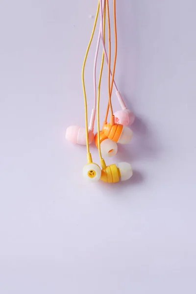 Close up de fone de ouvido colorido no fundo branco — Fotografia de Stock