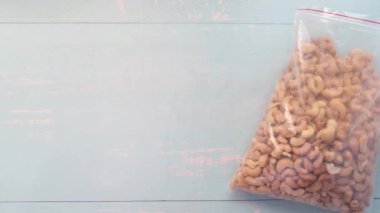 Ceviz ve bir bardak süt masada, düz yatıyordu. 