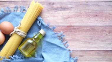 Masada sarı uzun spagetti yumurtası ve yağ var. 