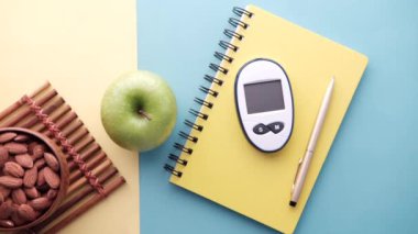  Diyabetik ölçüm araçları, masada elma 