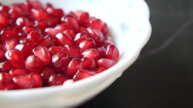  Masadaki kasede bir parça nar. 