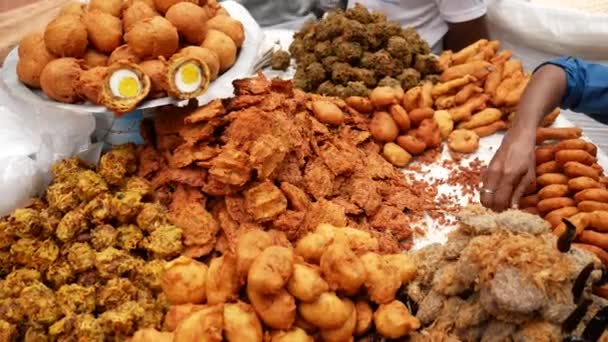 Ramadán Iftar jídlo displej na prodej v Bangladéši — Stock video