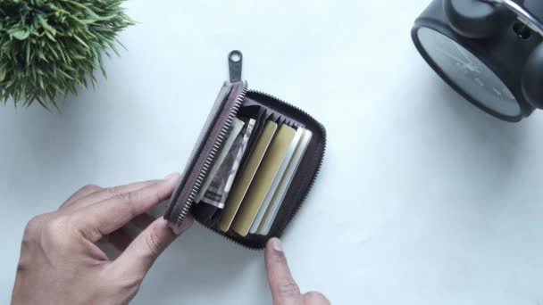Człowiek ręka biorąc kartę kredytową z portfela — Wideo stockowe