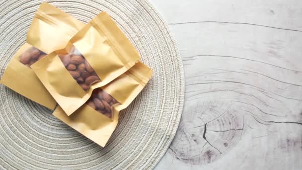 Paketteki badem fıstıklarının üst görünümü — Stok video