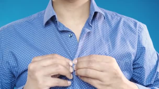 Mężczyzna zapinający koszulę z bliska — Wideo stockowe