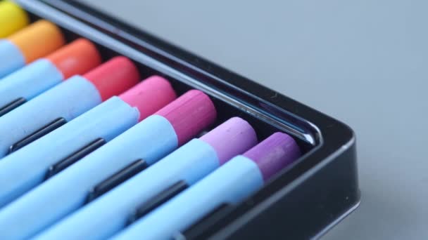 Zbliżenie sztuki lub rysunku Kolor ołówki w pudełku — Wideo stockowe