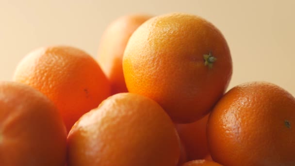 그릇에 들어 있는 오렌지 열매를 확대 한 모습 — 비디오