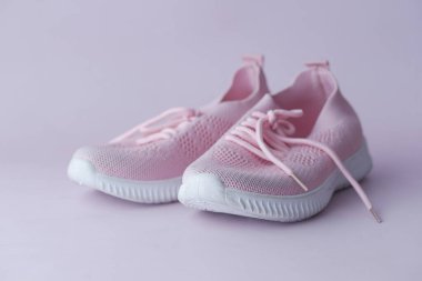 Açık mor arkaplanda çocuk ayakkabıları 