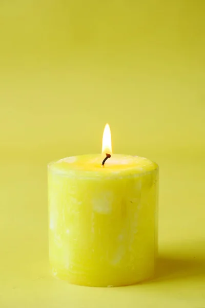 Candele di colore giallo che bruciano lentamente. — Foto Stock