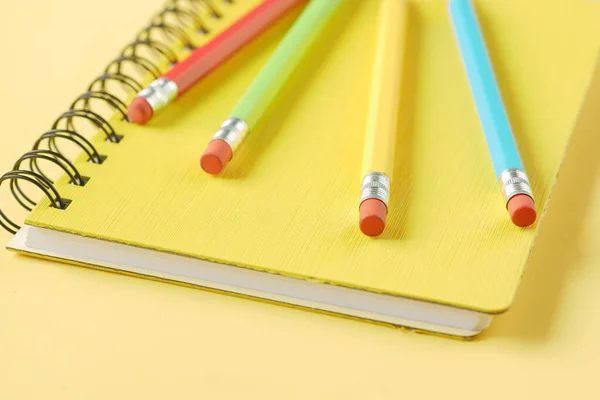 Primo piano di matite colorate su blocco note — Foto Stock