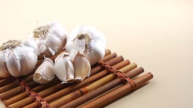 Beyaz arkaplanda pf sarımsağı kapat,