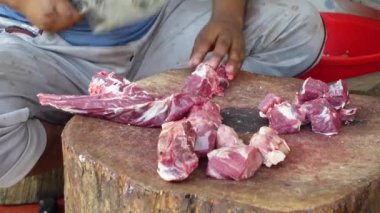  Yerel bir dükkanda çiğ et kesiyorum. 