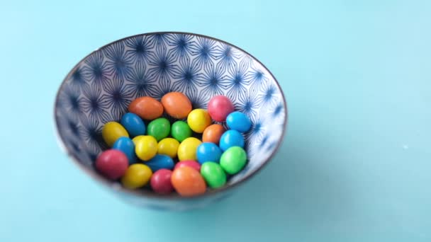 Câmera lenta de cair doces doces multi-coloridos em uma tigela de perto — Vídeo de Stock