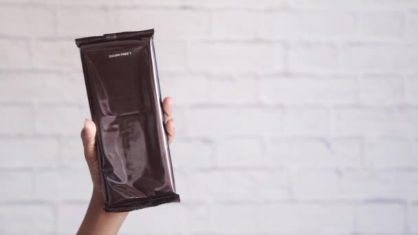 Tenant un paquet de chocolat noir sans sucre — Video