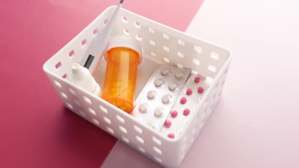 Envase de píldora médica, blister y termómetro en un recipiente pequeño — Vídeo de stock