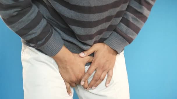 Das Konzept des Prostata- und Blasenproblems, der Schrittschmerzen eines jungen Menschen — Stockvideo