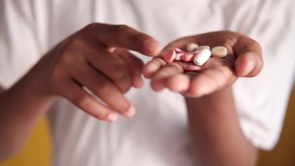 Mans mano con la medicina derramada fuera del envase de la píldora — Vídeos de Stock