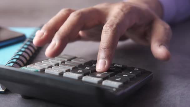 Câmera lenta do contador usando calculadora na mesa de escritório. — Vídeo de Stock