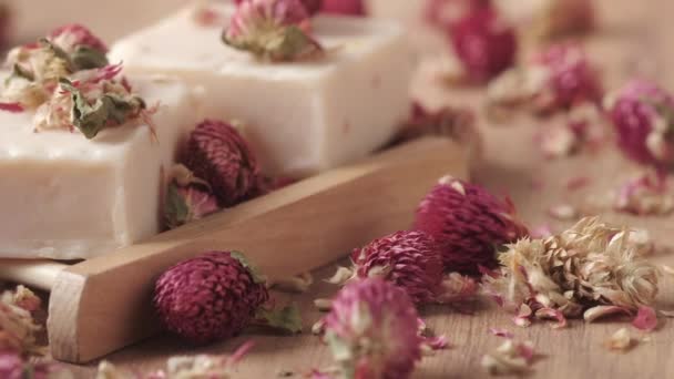 Domowej roboty naturalny mydło bar i suchy kwiat na czarnym tle — Wideo stockowe