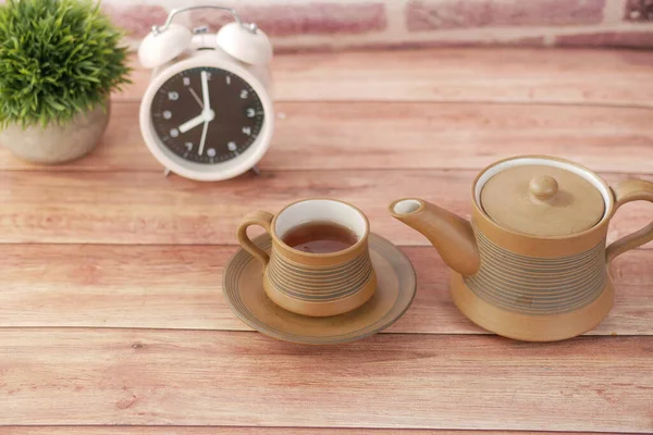 Nalévání zeleného čaje brzy ráno — Stock fotografie