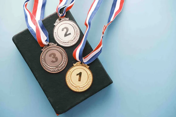 Bir kitapta birinci, ikinci ve üçüncü sıra Throphy 