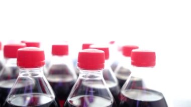 Masanın üzerinde plastik meşrubat şişeleri 