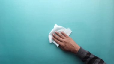 Kumaşlı temizlik masasının yavaş çekimi 