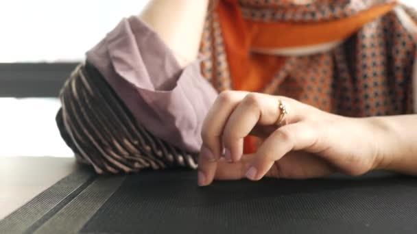 Нервная молодая женщина рука — стоковое видео