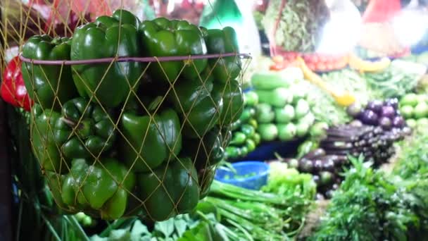 Zelená barva capsicum prodej v místním obchodě v Bangladéši — Stock video