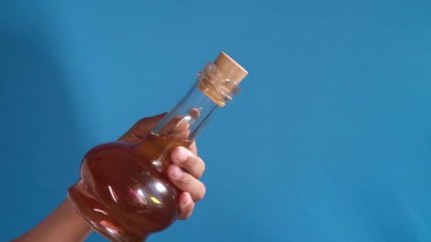 Segurando um vinagre de maçã em garrafa de vidro — Vídeo de Stock