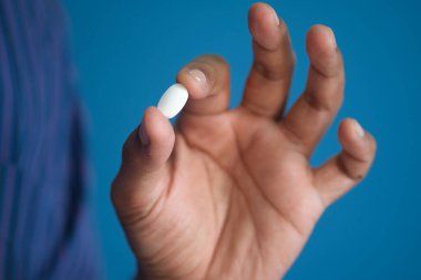 İnsan eli hapları fotokopi alanı ile yakın çekim 