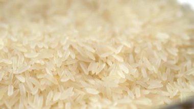 Çiğ pirincin kaseye düşüşü. 