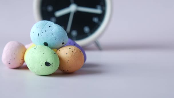 Пасхальная концепция с яйцом и часами на столе — стоковое видео