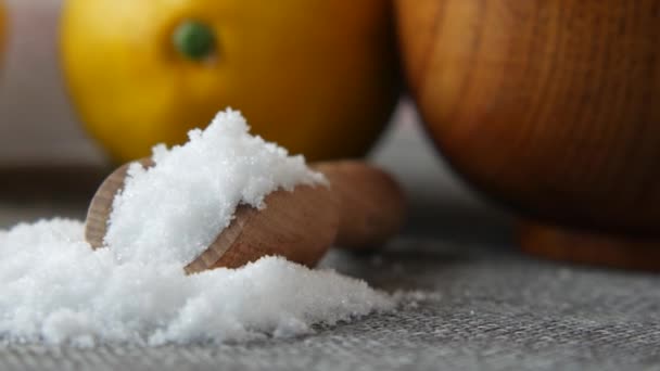 Grovt salt i en skål och citron på bordet — Stockvideo