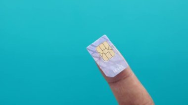 Masadaki akıllı bir telefon için sim kart 