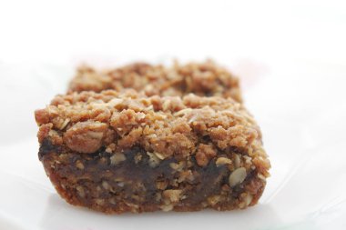 Masadaki bir tabakta meyveli çikolata. 