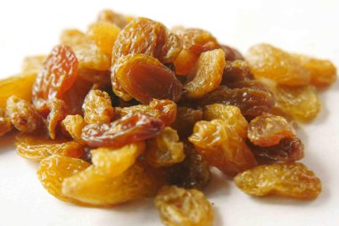 Beyaz arka planda kuru üzüm, kapat.,