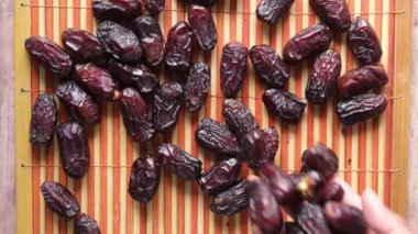  Masaya taze meyve bırakmanın yavaş çekimi 