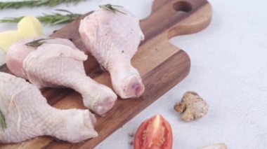  Doğrama tahtasına çiğ tavuk budu. 