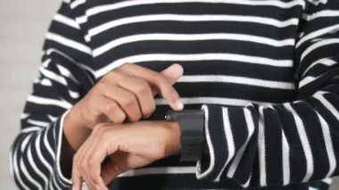  Erkek eli akıllı saat kullanır..