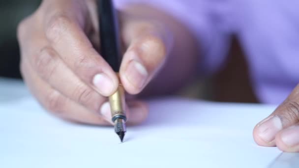 Close up van de man hand schrijven van een brief met fontein pen — Stockvideo