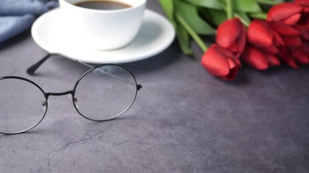 Stare okulary moda i filiżanka kawy na stole — Wideo stockowe
