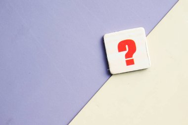 Fotokopi alanı olan pembe bir arkaplanda soru işareti 