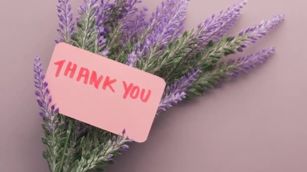 Obrigado mensagem e flor de lavanda no fundo roxo — Vídeo de Stock
