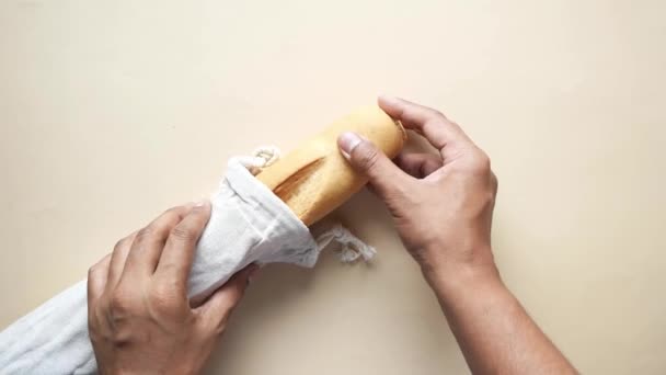 Táska kenyérrel világos színű háttér.. — Stock videók