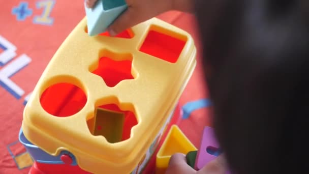 Дитина грає з геометричними фігурами іграшки — стокове відео
