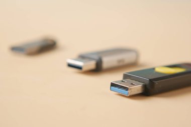 Mavi arkaplanda USB flaş bellek kapat 