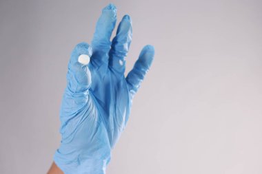 Avucunun içinde tek bir ilaç, üst görünüm. 