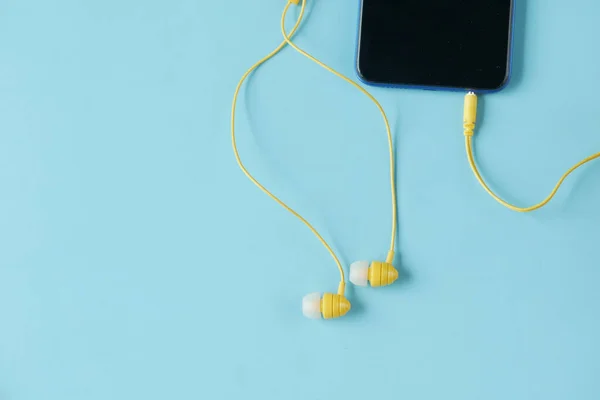 Téléphone intelligent et casque sur fond en bois . — Photo